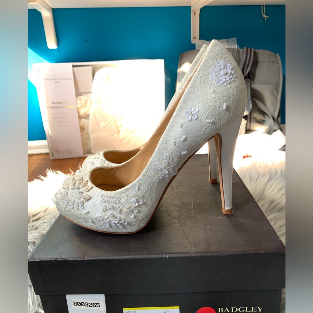 Badgley Mischka women shoes. Size 8